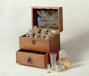 Travelling medicine chest, c.1800